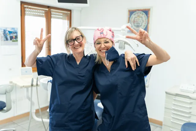 Le assistenti e la segreteria dello studio dentistico di Pistoia