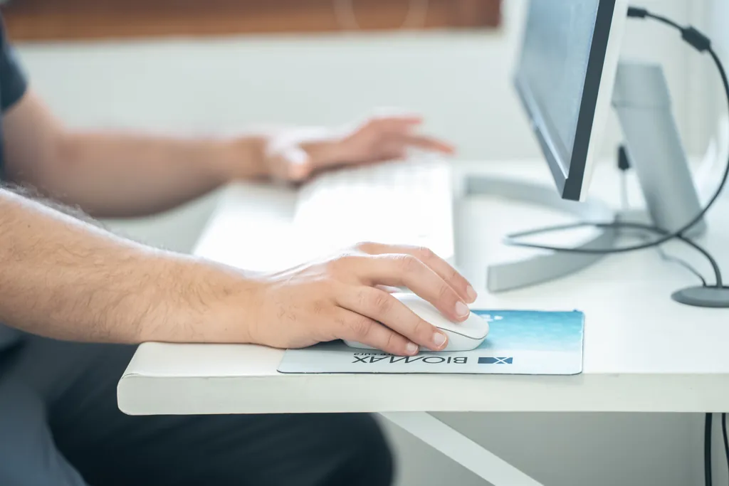 Il Dott. Del Dotto consulta le immagini al monitor