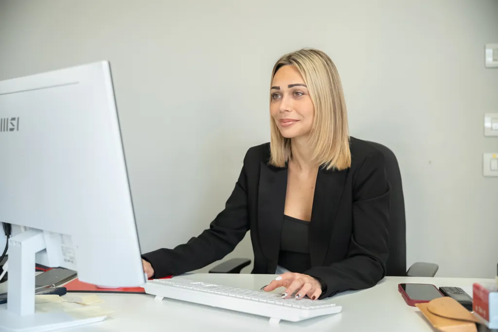 La segreteria dello studio al monitor con un paziente