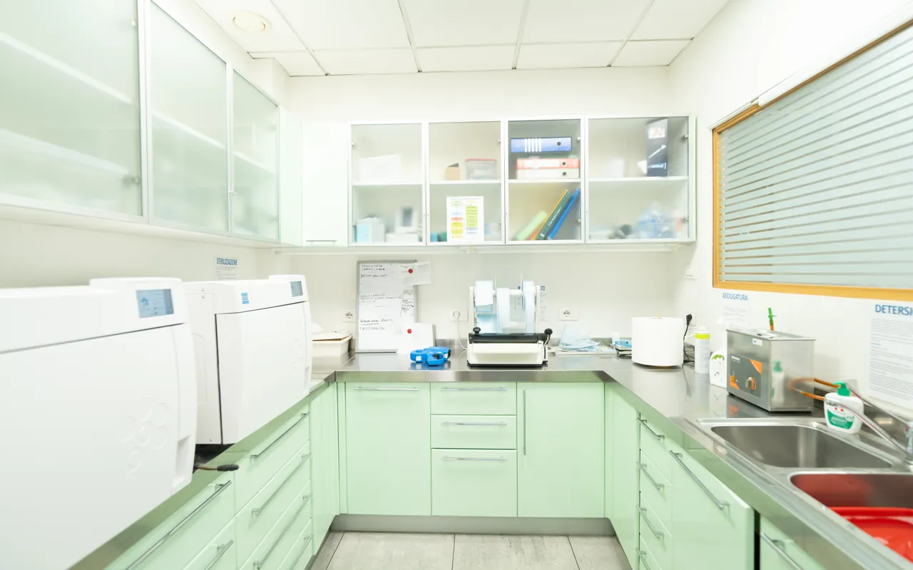 L'area di sterilizzazione degli strumenti dello studio di Pistoia