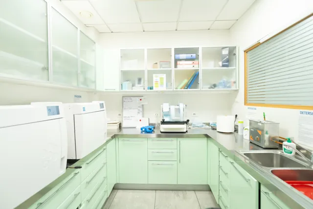 L'area di sterilizzazione degli strumenti dello studio di Pistoia